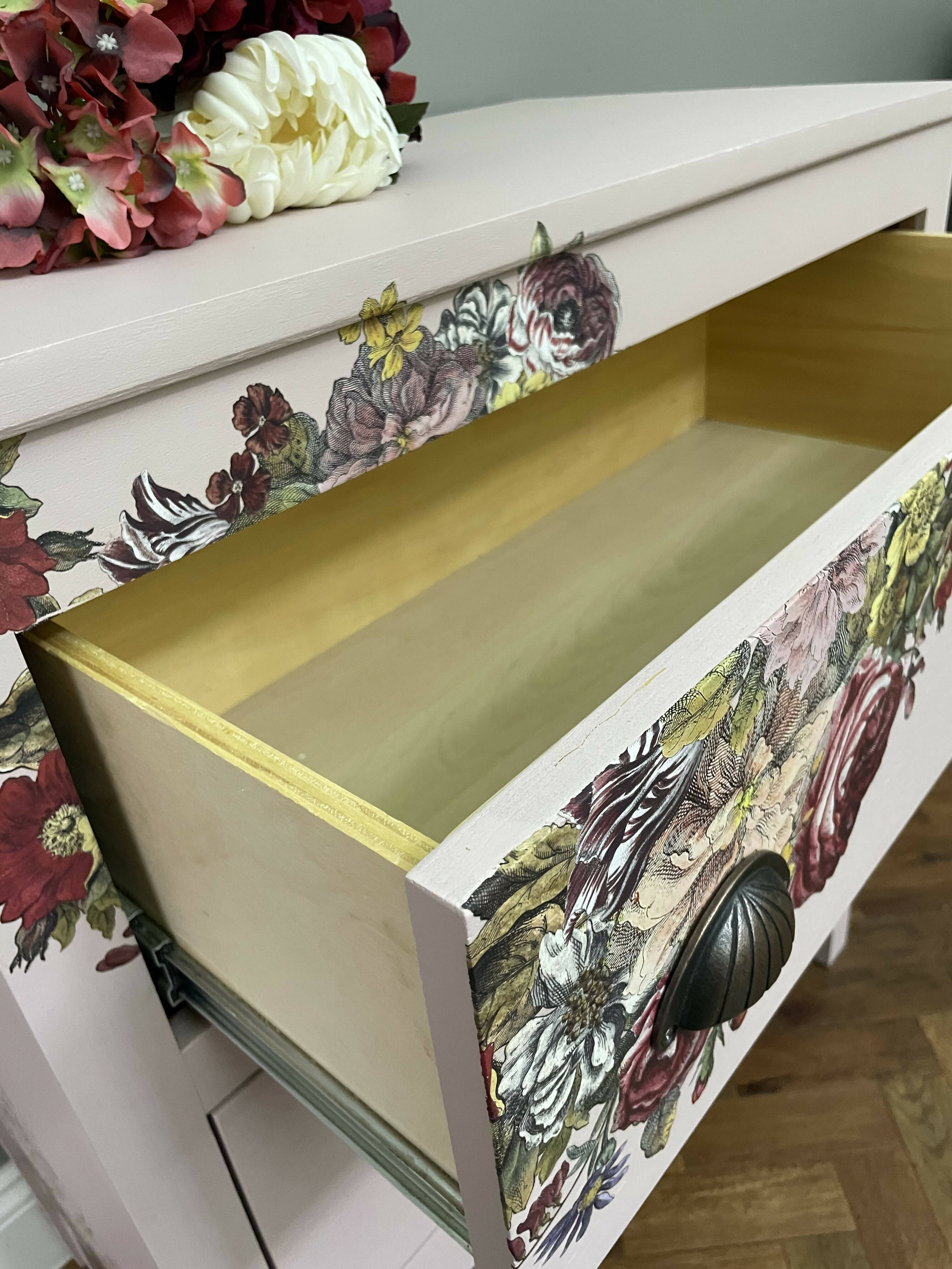 Vintage Pink Floral Tallboy Soveværelses skuffer - Image 2