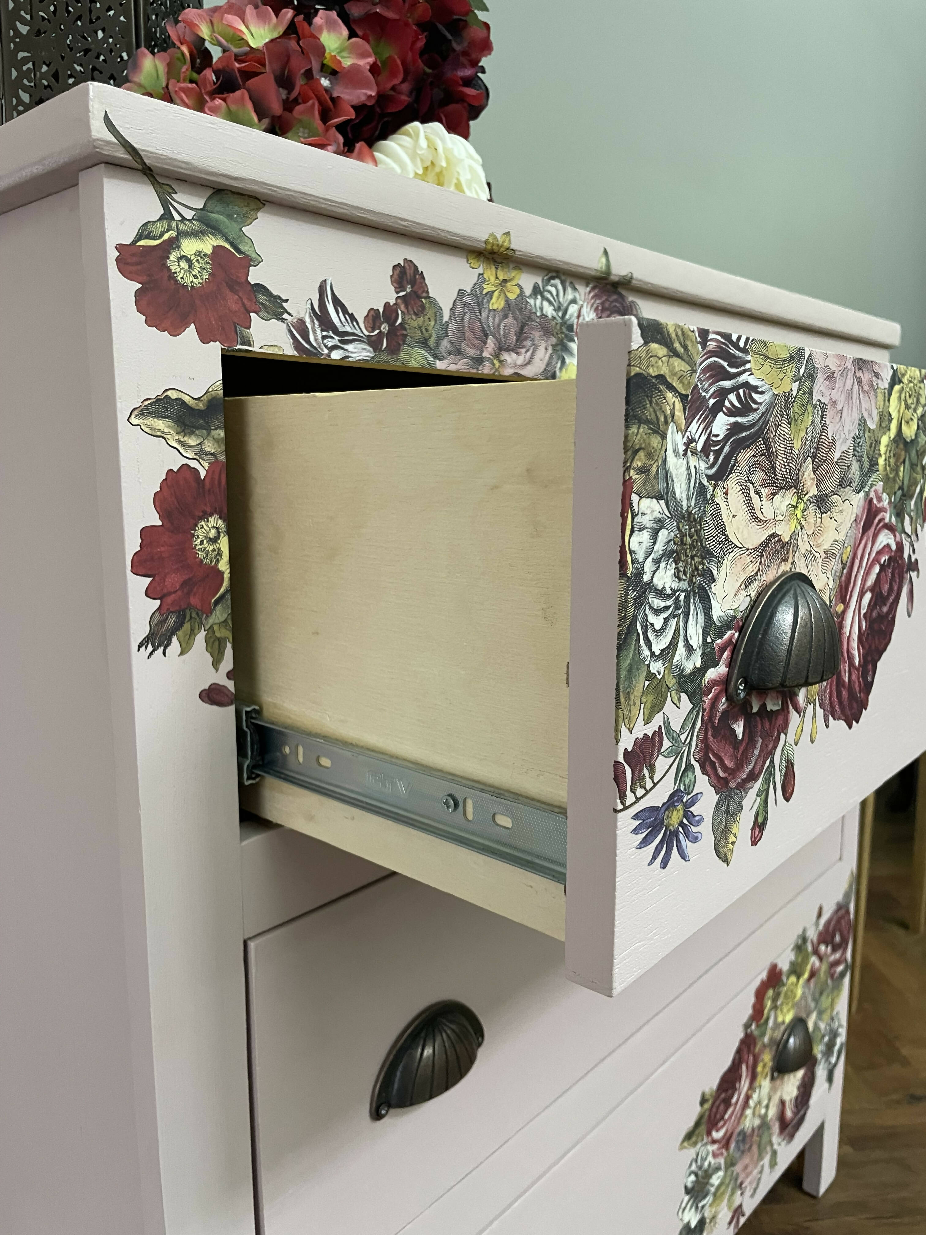 Vintage Pink Floral Tallboy Soveværelses skuffer - Image 3
